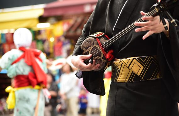 三味線の音色で和を演出いたします | 大阪を中心にイベントを大道芸で盛り上げる花吹雪一座